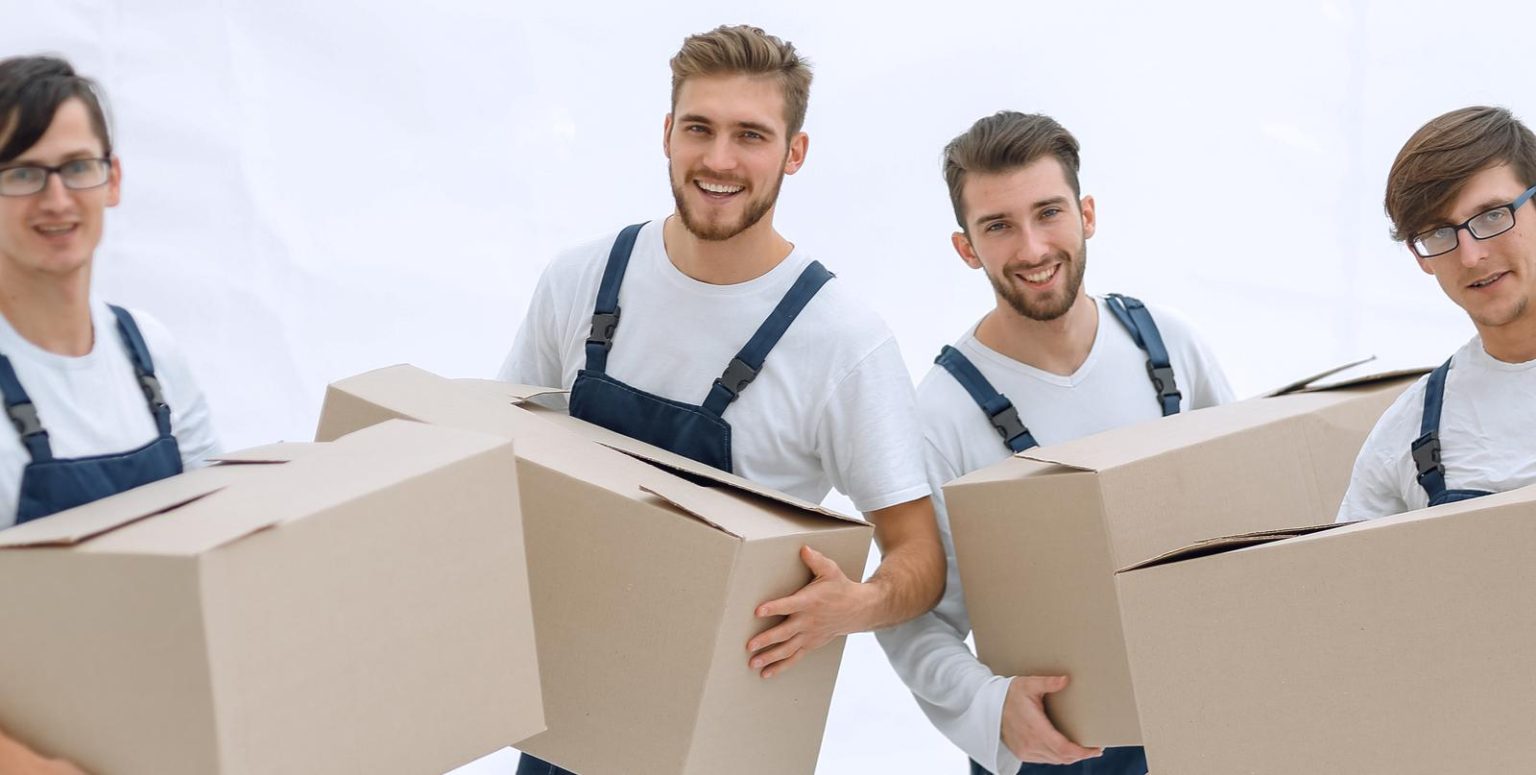 Neli kolimisfirmat töötajat kastidega.